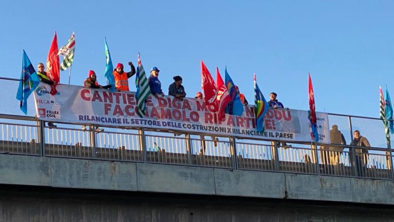 “Facciamolo ripartire!”: gli edili oggi all’alba sul cavalcavia vicino alla diga di Monti Nieddu, domani manifestazione a Cagliari